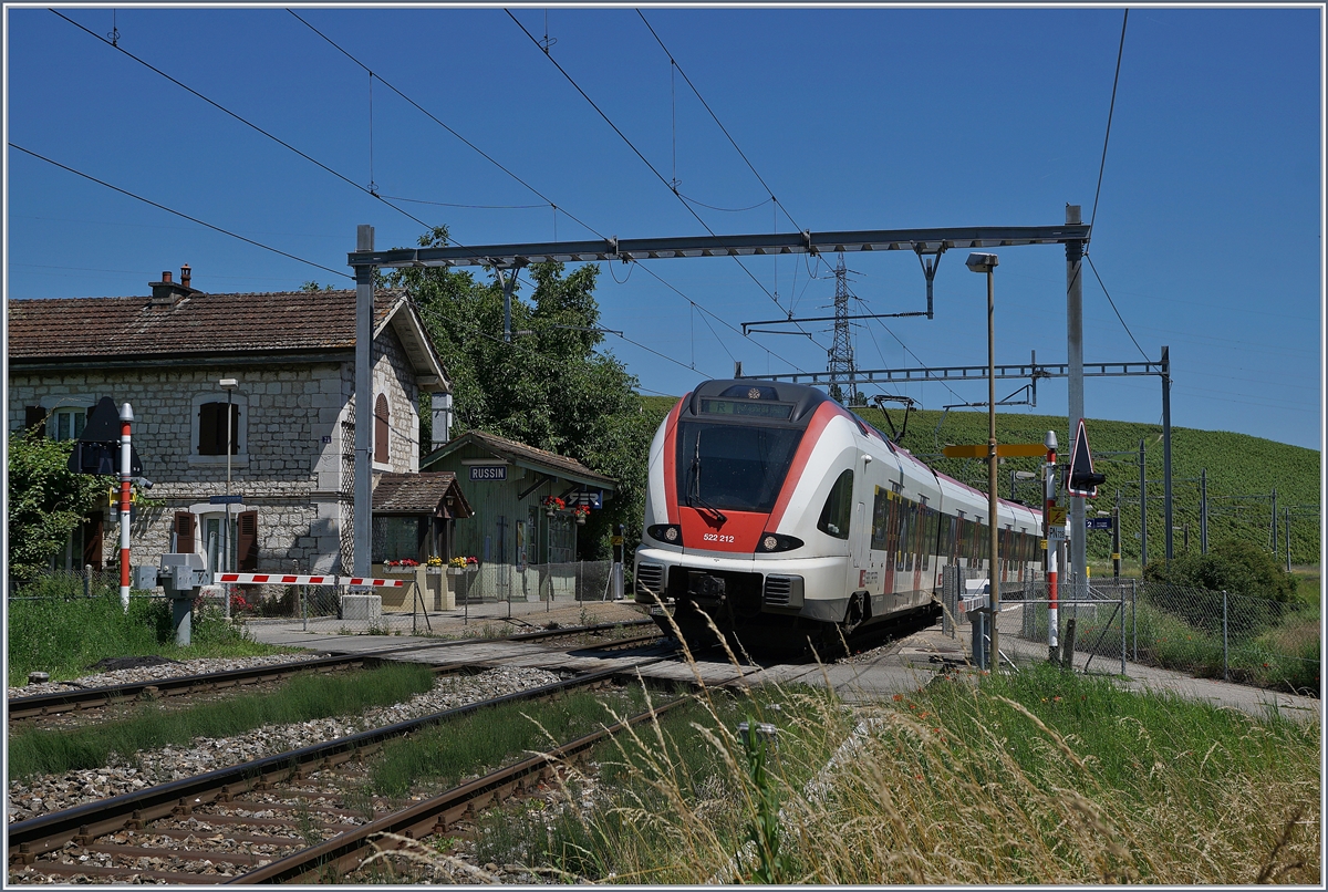 Der SBB RABe 522 212 ist als Regionalzug 96742 von Genève nach Bellgarde (Ain) unterwegs und verlässt nach einem kurzen Halt Russin. Da die Durchgangsgleise in La Plaine über keine Bahnsteige verfügen, fährt der Zug dort durch und wird erst in Pougny-Chancy halten.
19. Juni 2018
