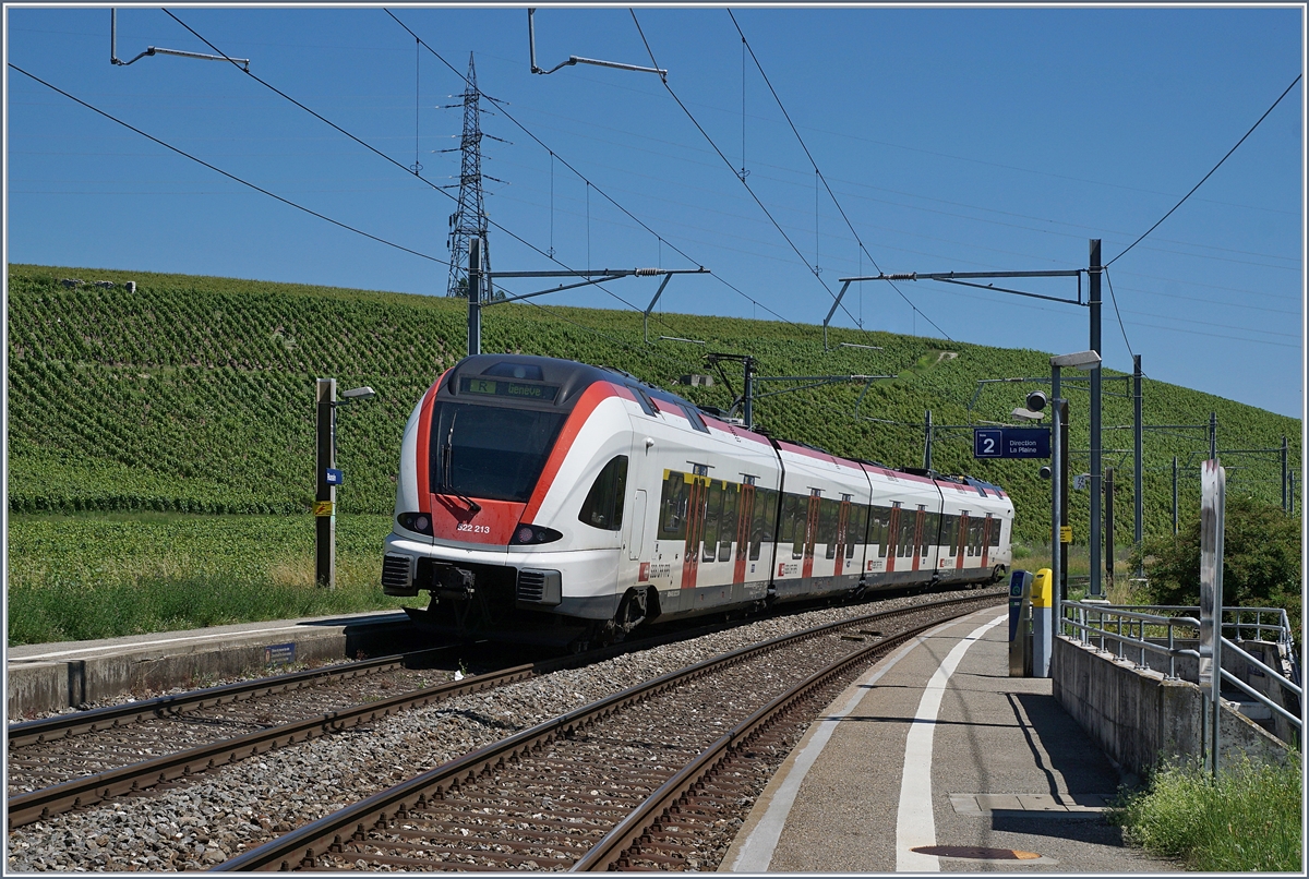Der SBB RABe 522 213 als Regionalzug von La Plaine nach Genève verlässt Russin. 

19. Juni 2018