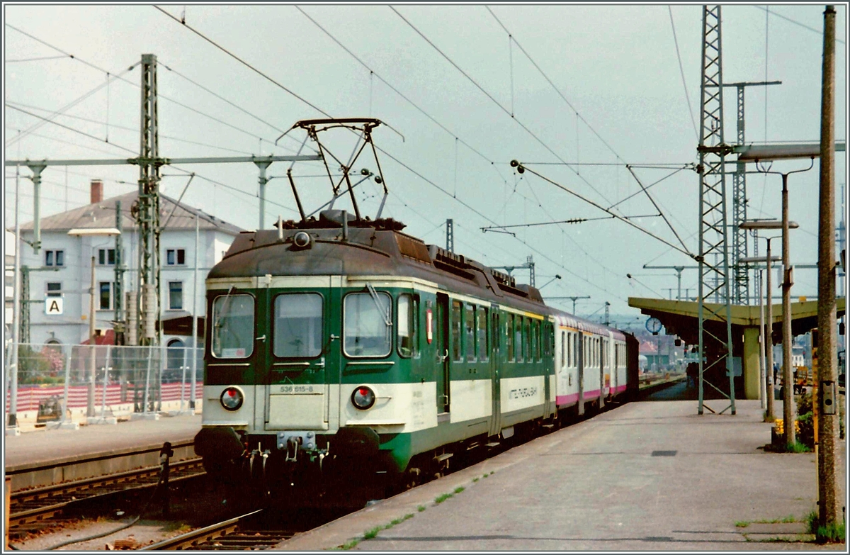 Der  Seehas  in den ersten Jahren: Der MThB ABDe 536 615-8 schiebt einen Leichtstahlwagen und Bt von Engen nach Konstanz und hat soeben Singen erreicht, wo zur Zeit der Aufnahme die Bahnsteige umgebaut werden.
(Gescanntes Foto)
29. April 1995