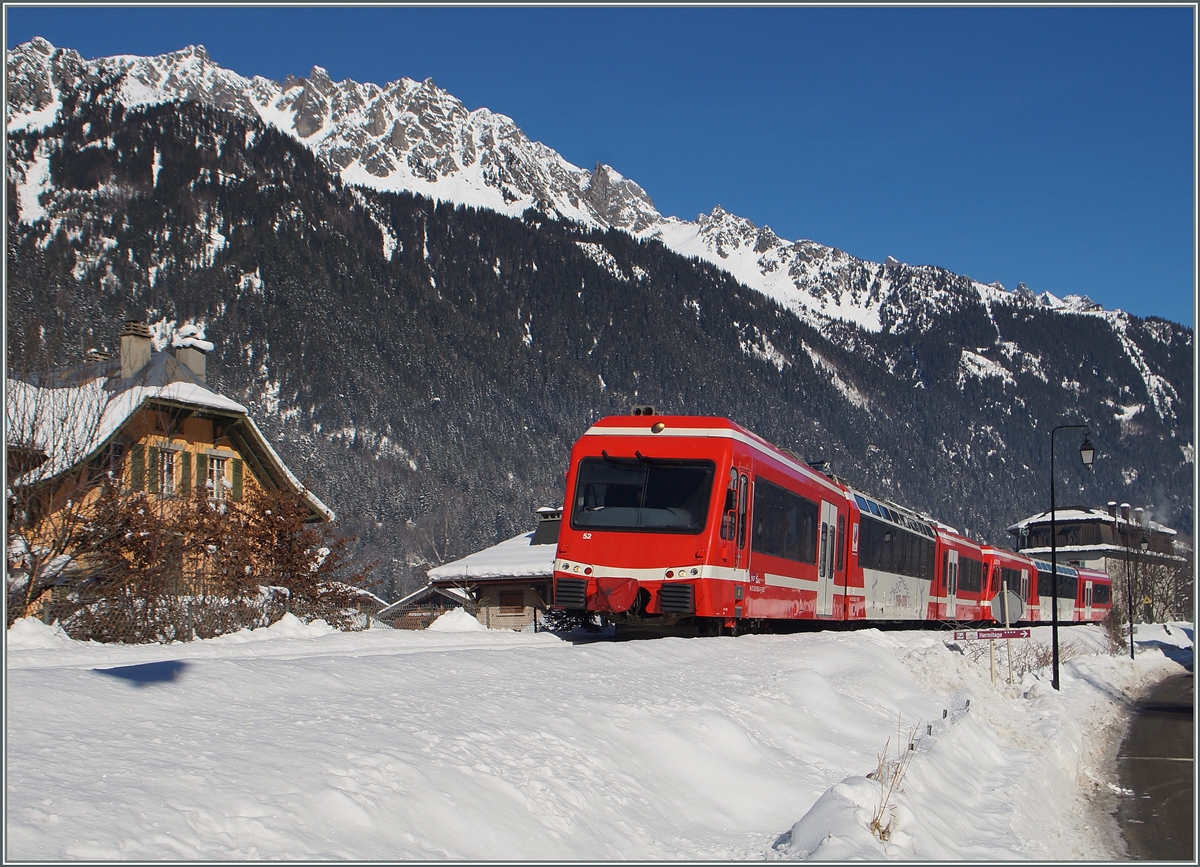 Der SNCF TER 18912 erreicht von Vallorcine kommend Chamonix Mont Blanc.
10. Feb. 2015