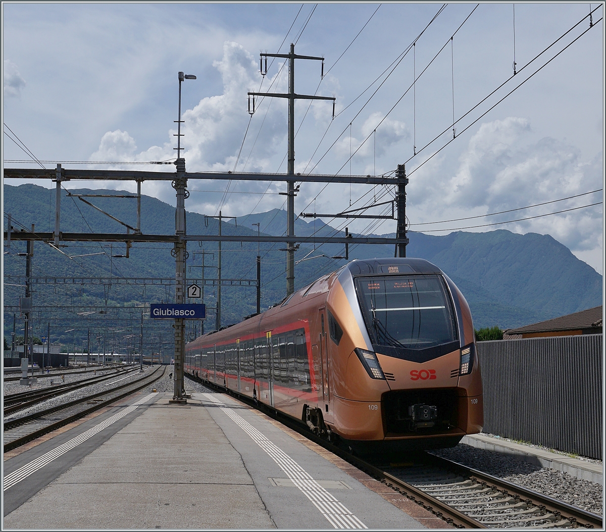 Der SOB RABe 526 103 und ein weiterer sind als  Treno Gotthardo  von Locarno nach Zürich unterwegs und erreichen Giubiasco. 

23. Juni 2021
