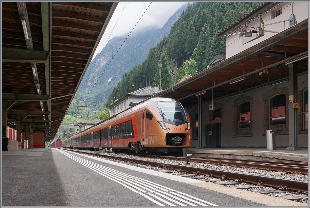Der SOB RABe 526 106/206 ist als  Treno Gotthardo  von Locarno nach Basel unterwegs und hält in Göschenen. 

23. Juni 2021