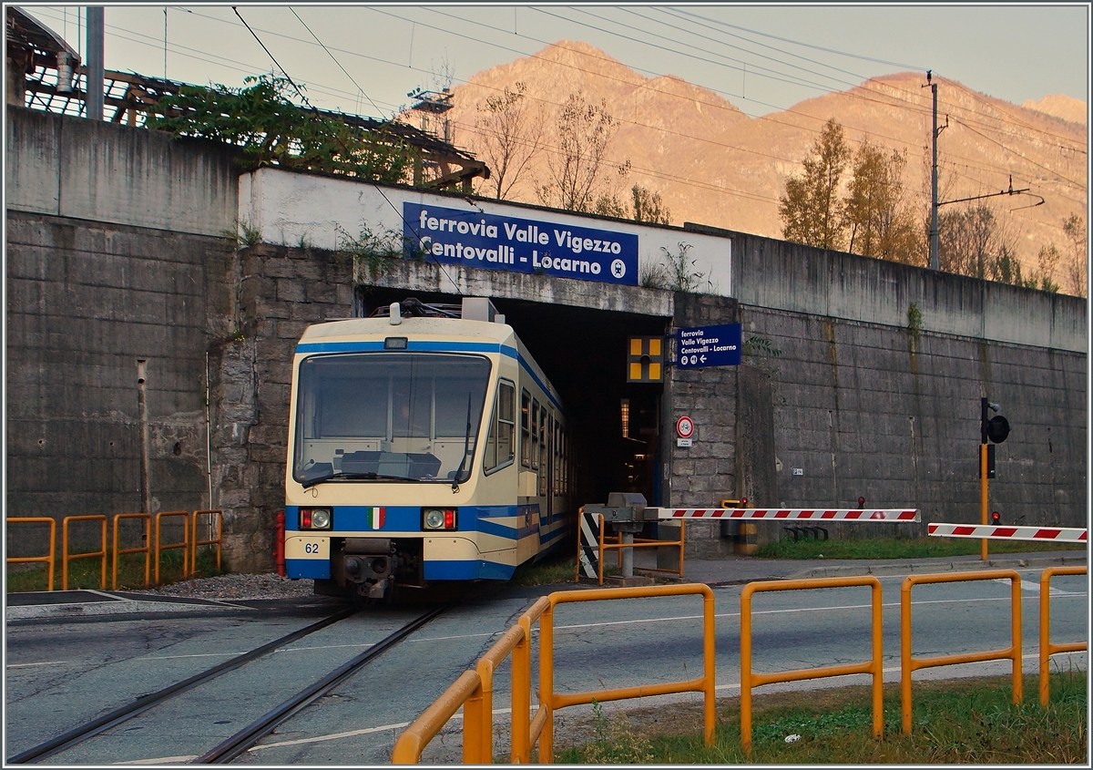 Der vom SSIF ABe 4/6 62 Zug 120 von Locarno nach Domodossalo ereicht sein Ziel.
31. Okt. 2014