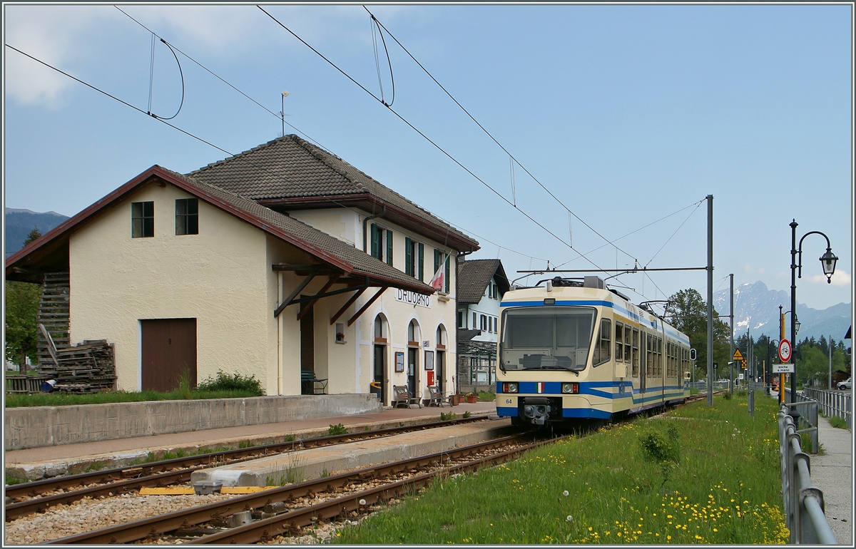 Der SSIF ABe 4/6 64 als Regionalzug 265 von Domodossola nach Re macht in Druogno einen kurzen Stop. 
13. Mai 2015