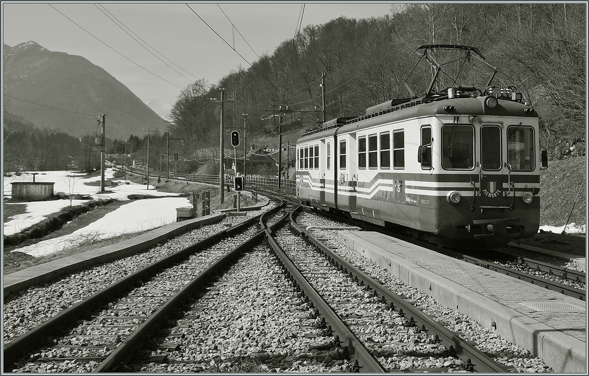 Der SSIF ABe 6/6 34  Piemonte  verlsst Re als Regionalzug 750 Richtung Domodossola.
19. Mrz 2015