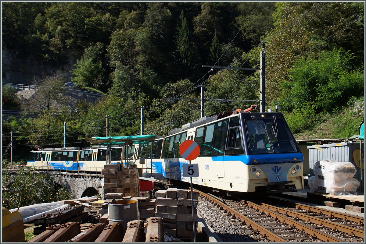 Der SSIF Treno Panoramico 61 erreicht von Domodossola kommend Verdasio. 
21. Sept. 2015