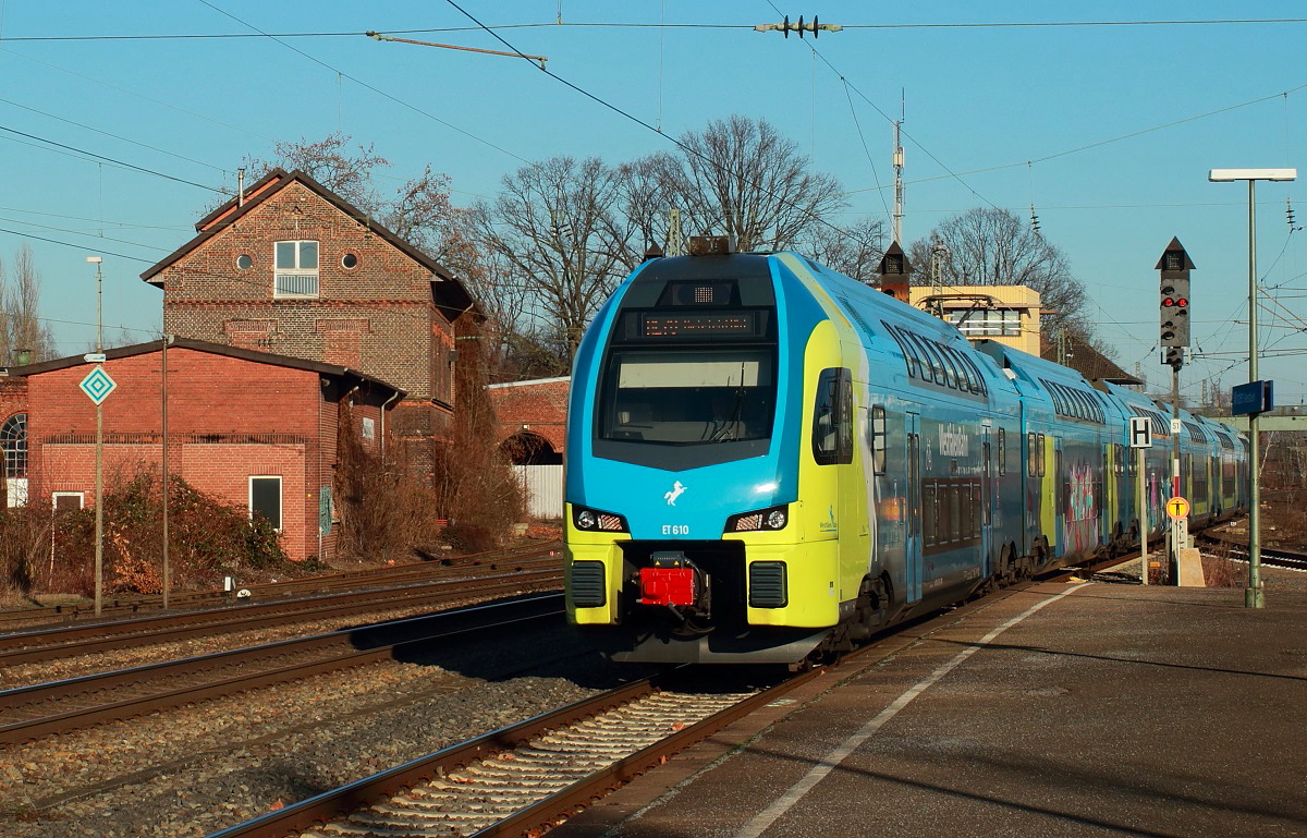 Der Stadler Kiss ET 610 der Westfalenbahn fährt am 29.12.2016 auf der Westseite des Bahnhofs Minden (Westfalen) ein
