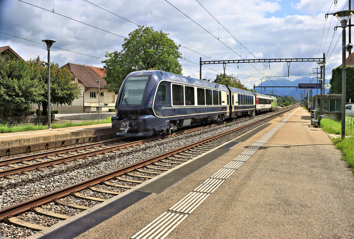 Der Testzug mit den umspurbaren MOB-Wagen: Durchfahrt des Zuges durch Kiesen; hinten der MOB Steuerwagen ABst 382. 23.August 2021 