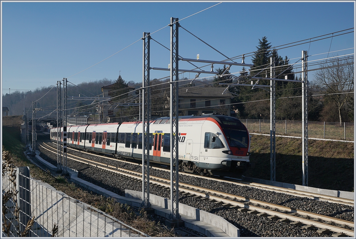 Der TILO RABe 524 101  Arbedo Castione  verlässt den Halt Cantello Gaggiolo und wird nach dem Grenzübertritt in Kürze in Stabio eintreffen.
5. Jan. 2019