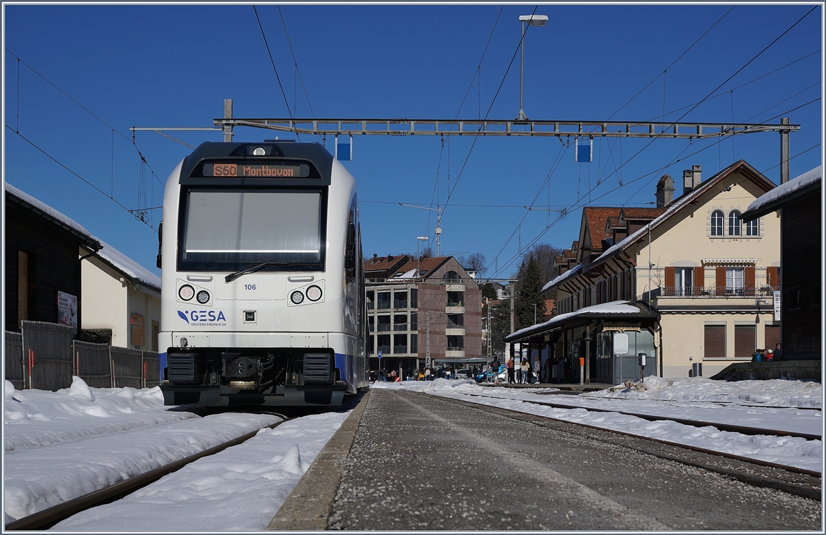 Der TPF ABe 2/4 106 (mit B und Be 2/4 106) wendet in Chatel St-Denis für die Weiterfahrt nach Montbovon.

15. Feb. 2019