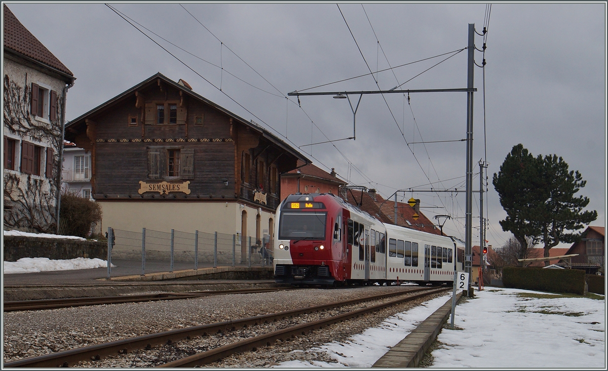 Der TPF Be 2/4 101 und ABe 2/4 102 (mit Zwischenwagen) erreichten als S 52 14904 von Châtel-St-Denis nach Bulle den Bahnhof Semsales.
29. Jan. 2016