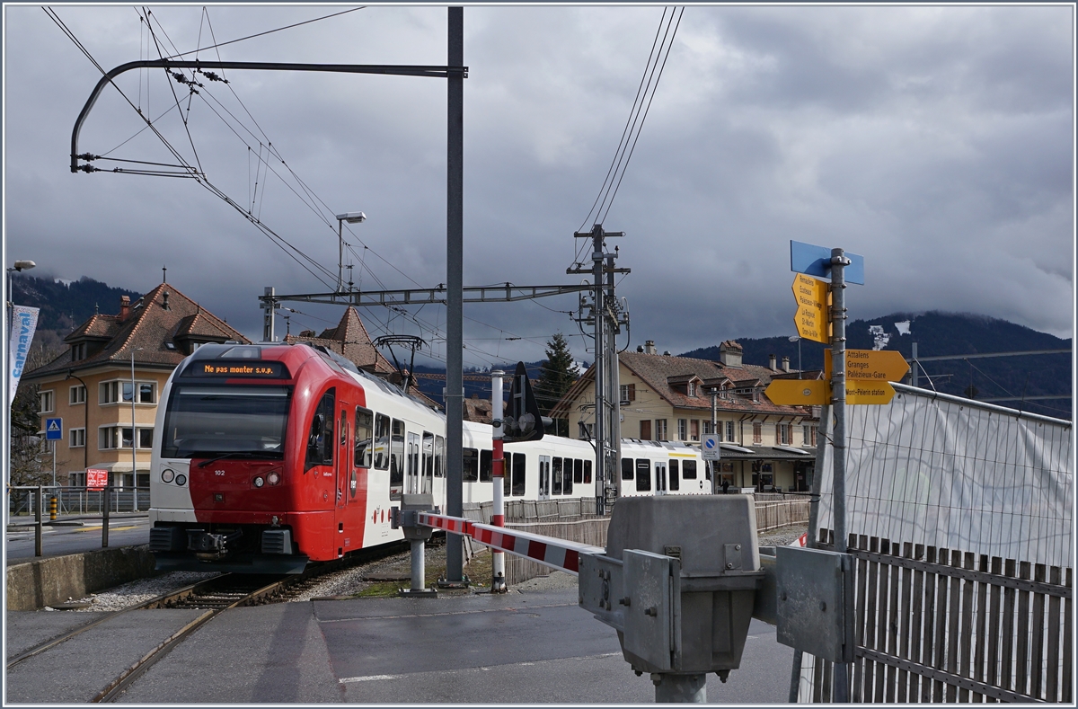 Der TPF Regioanlzug S50 14829 von Montbovon erreicht den Bahnhof von Châtel St-Denis - Endstation. Reisende nach Palézieux müssen in den Bus umsteigen. 


10. März 2019