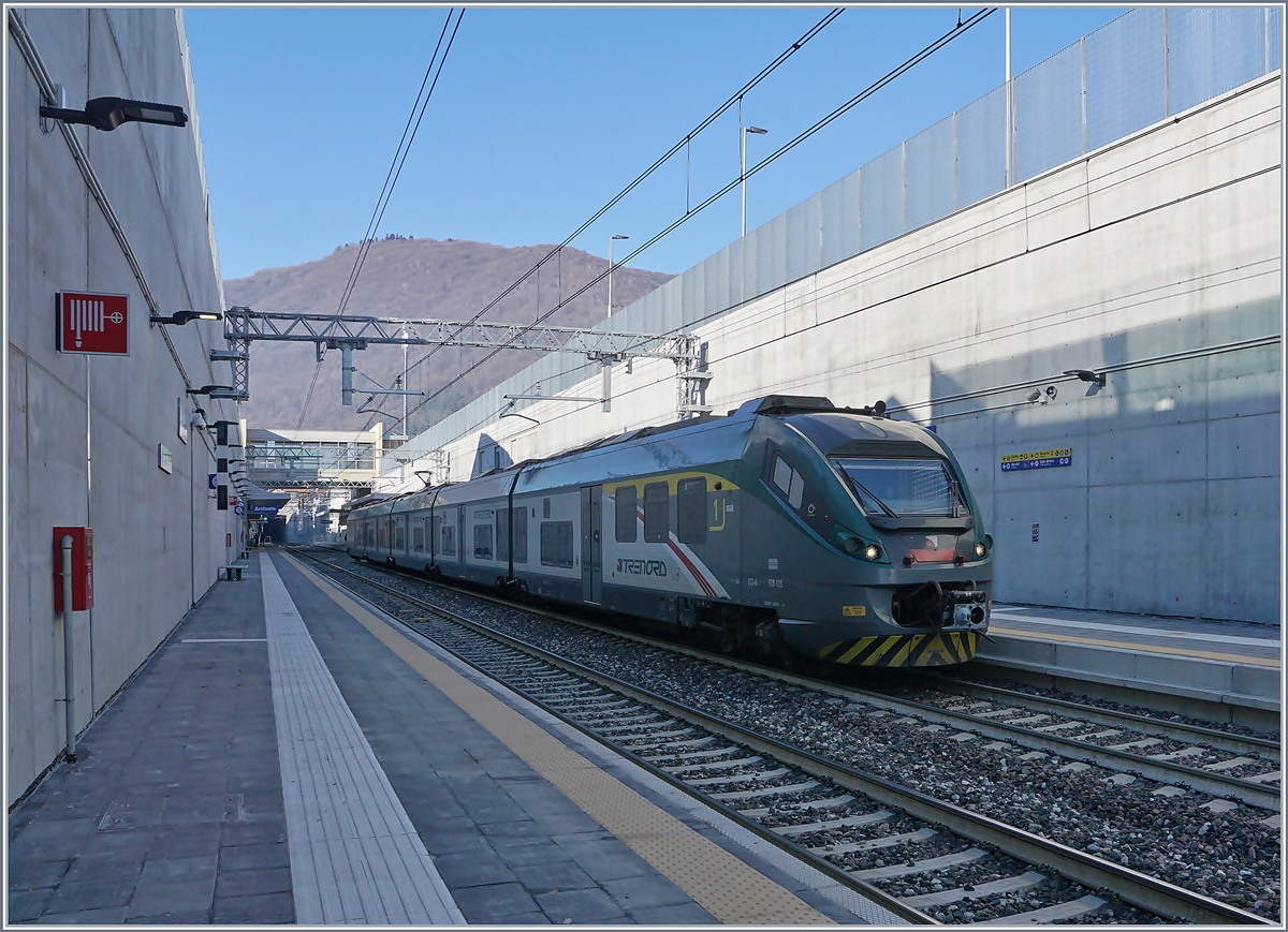 Der Trenord ETR 425 023 als RE 5310 von Milano Porta Garibaldi nach Porto Ceresio beim Halt in Arcisate. Das Bild zeigt deutlich, dass die zweckmässige Station Arcisate (wie auch Cantello Gaggiolo und Induno Olona) nicht gerade sehr fotogen sind.
5. Jan. 2019