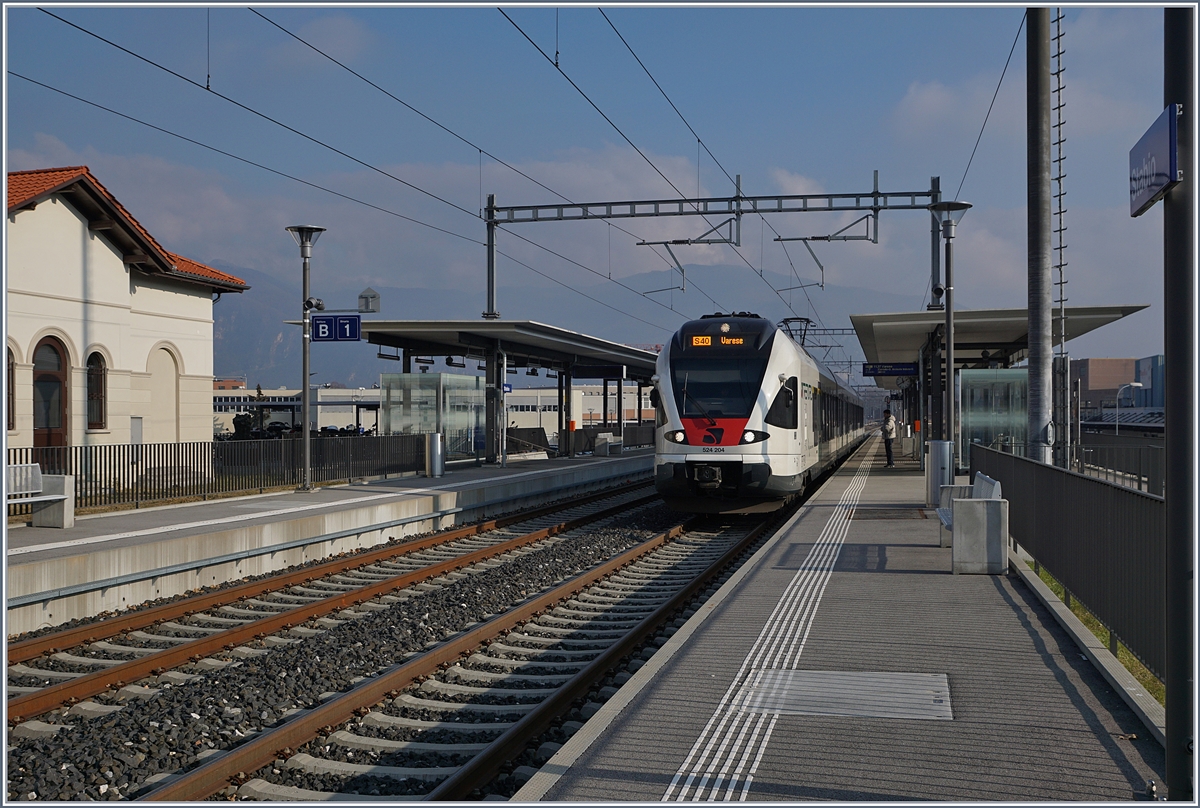 Der Trenord ETR 524 204 als S 40 von Albate Camerlata nach Varese beim Halt in Stabio.
16. Jan. 2018