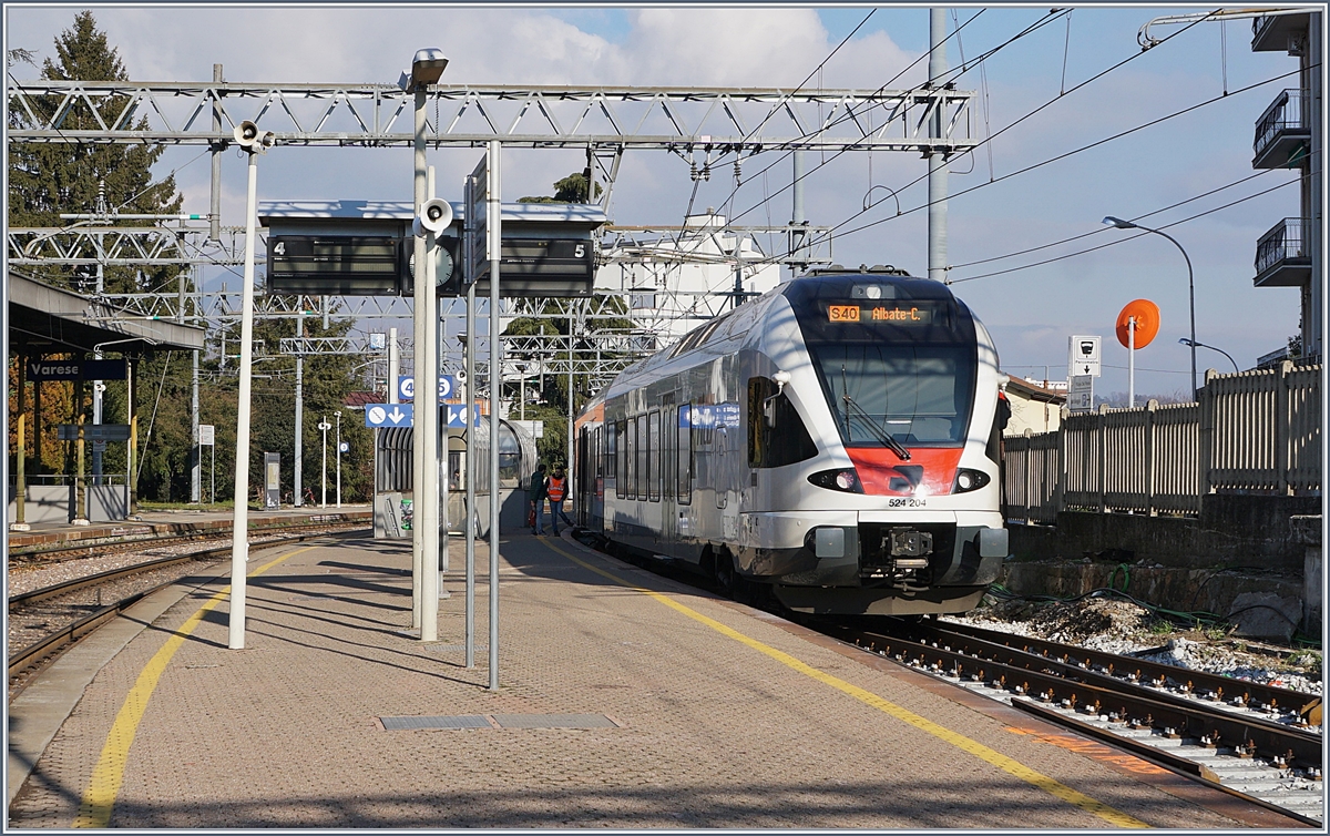Der Trenord ETR 524 204 hat Varese erreicht und wird nach einer kurzen Wendezeit als S40 nach Albate-Camerlate (via Mendrisio) zurückfahren.
16. Jan. 2018 