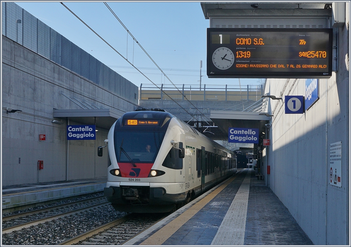 Der Trenord RABe 524 203 als S 40 nach Como S.G. beim Halt in Cantello Gaggiolo und dies, wie ein Blick auf die Uhr und Anzeigetafel zeigt,  pünktlich wie die Eisenbahn .
5. Jan. 2019