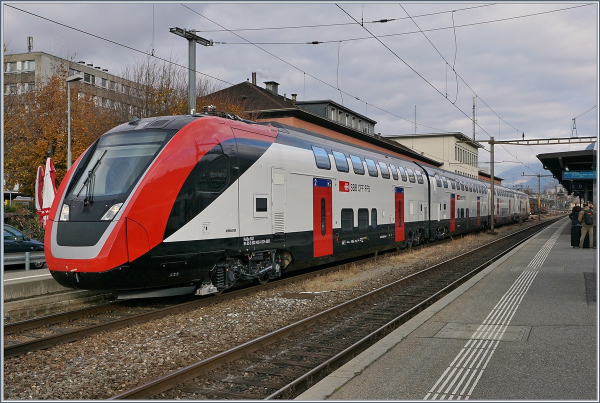 Der Vierteilige SBB RABe 502 405 ((UIC 94 85 0 502 405-9 CH-SBB) absolviert Testfahrten zwischen Sion und Martigny und wartet nun in Sion auf die nächste Fahrt nach Martigny.
9. Nov. 2017