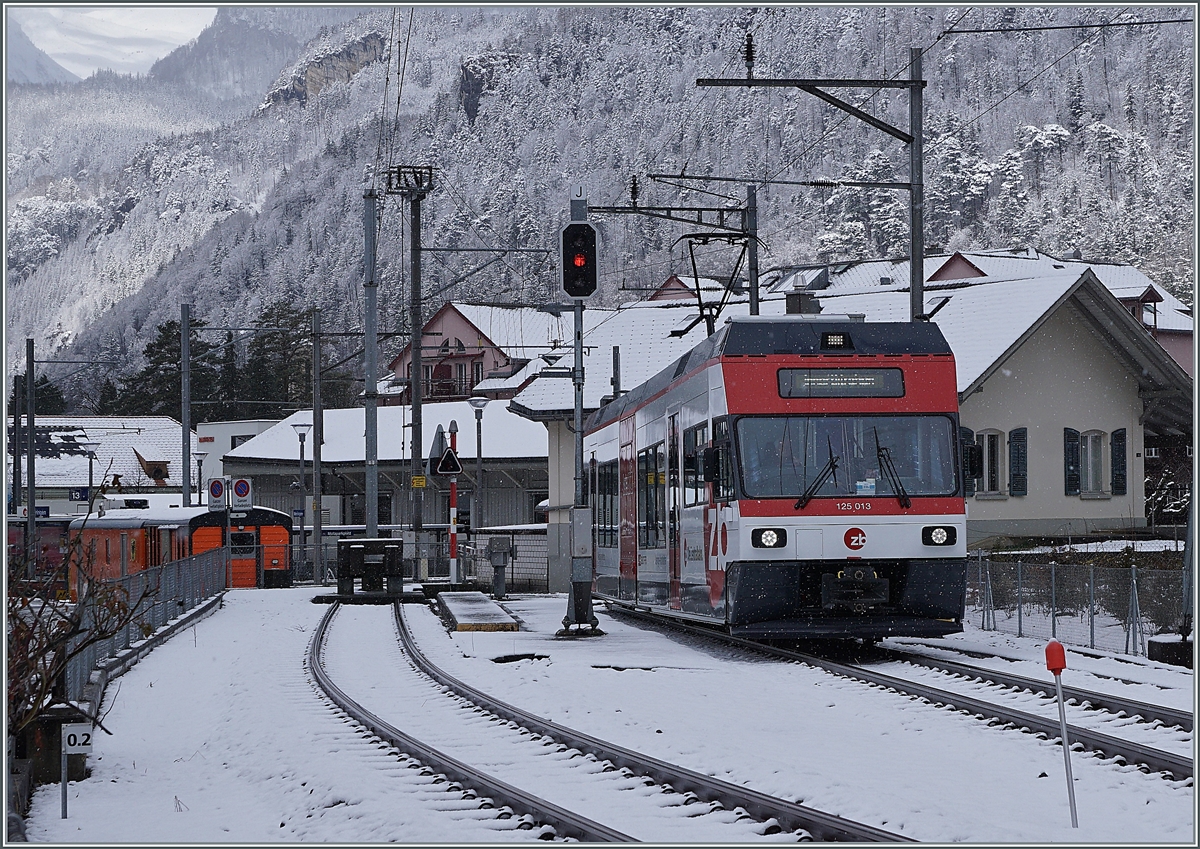 Der Zentralbahn Be 125 013 (90 85 847 0013-6) fährt auf dem Weg nach Innertkichen bei der ehemaligen MIB Bahnhof von Meiringen durch.

16. März 2021