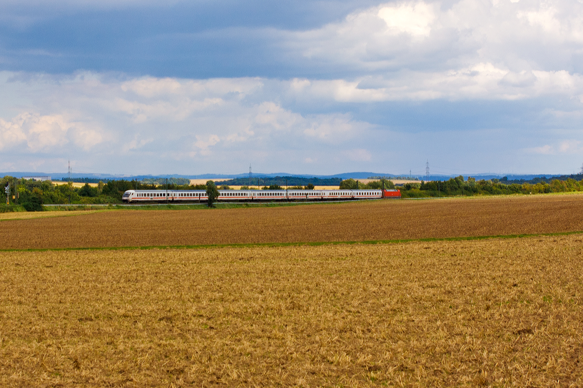 Die 101 049-5 schiebt am 24.08.2014 den IC 2270   Schwarzwald  (Konstanz - Frankfurt(Main) Hbf -  Kassel-Wilhelmshöhe - Stralsund Hbf),auf der Main-Weser-Bahn (KBS 630) zwischen Ober- und Nieder-Mörlen, in Richtung Gießen.