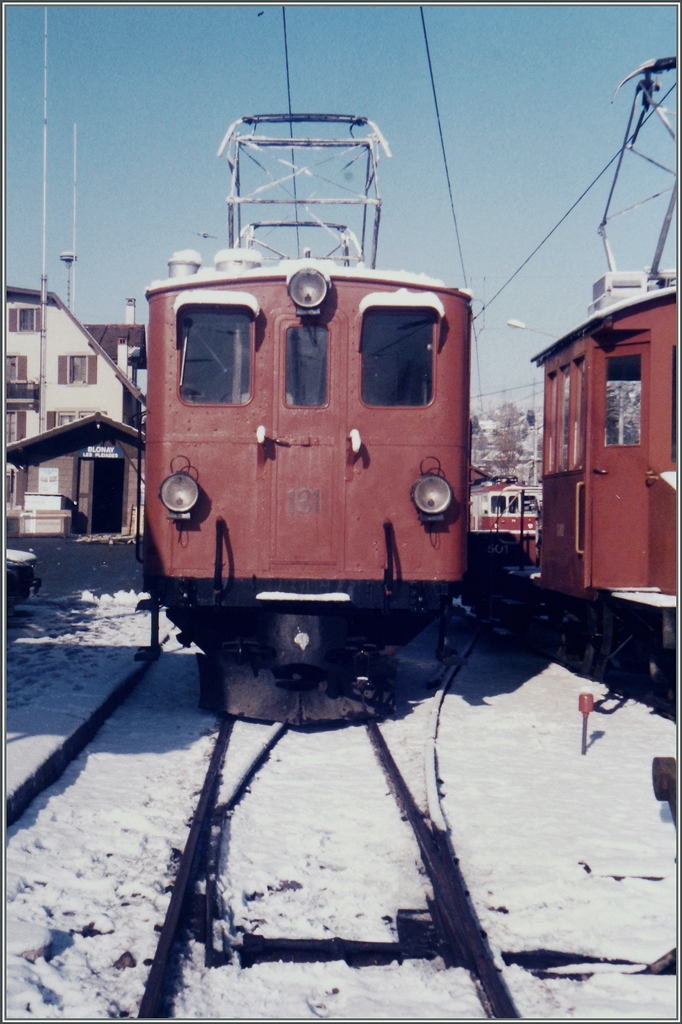 Die 1916 fr die Bernina-Bahn gebaute Ge 6/6 und 1929 zur Ge 4/4 umgebaute RhB Ge 4/4 181 in Blonay. Jan. 1986