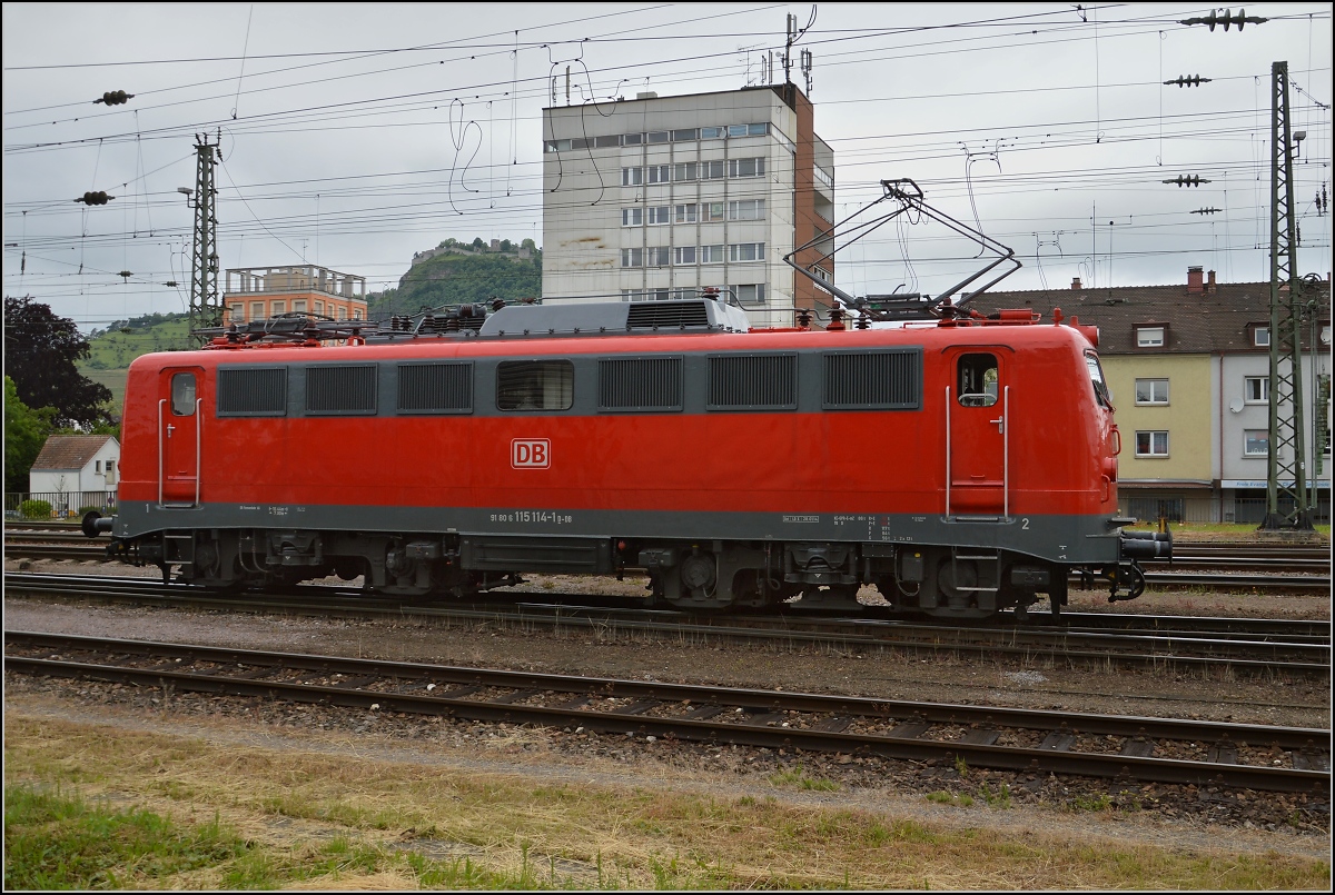 Die 56 Jahre alte 115 114-4 rangiert in Singen um sich vor den IC Zürich-Stuttgart zu setzen. Mai 2014