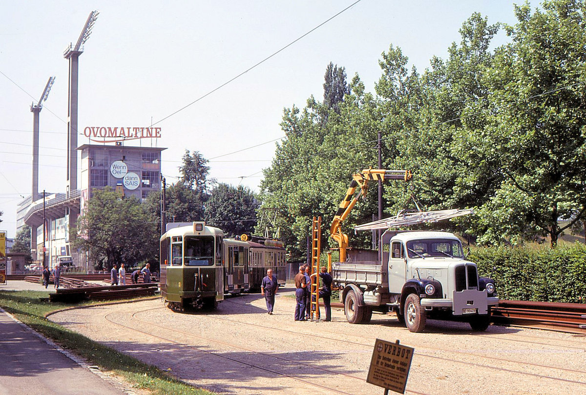 Die Ablieferung des Be8/8 13 am 28.Juni 1973: Nachdem der Xe4/4 den neuen Wagen hat stehen lassen, wird er vom Berner Tram 104 in die damaligen Abstellgleise des Stadion Wankdorf geschoben. Der Pantograph hängt schon bereit am Haken eines Lastwagens. 