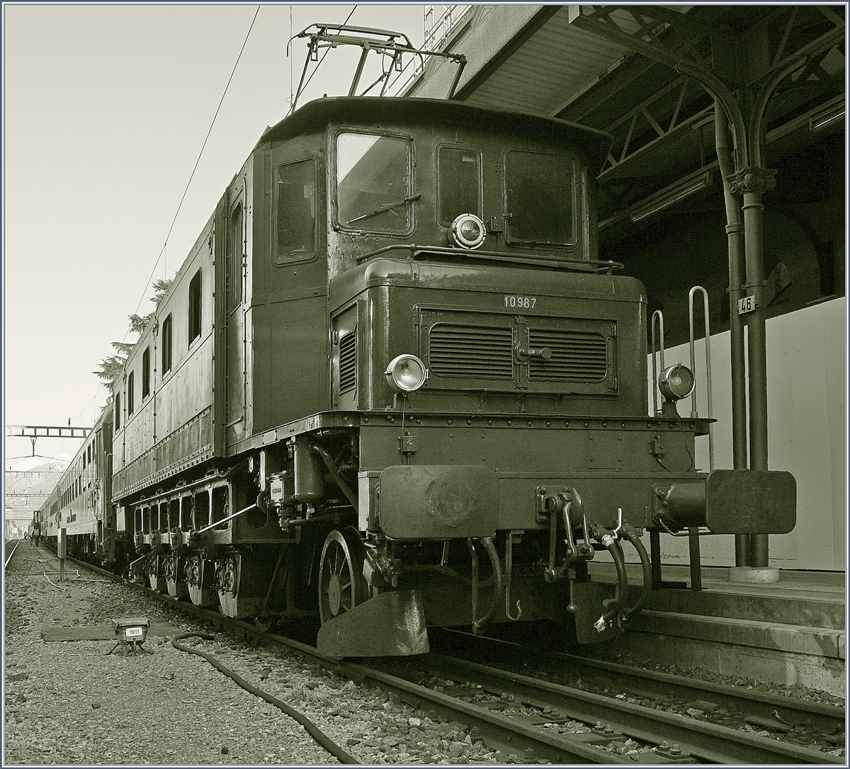 Die Ae 4/7 10987 ist mit ihrem Extrazug der  Eisenbahm Nostalgiefahren Bebera e.V.   in Locarno eingetroffen und wird, nun am Schluss des Zuges nach Bellinzona zurückfahren. 
21. März 2018