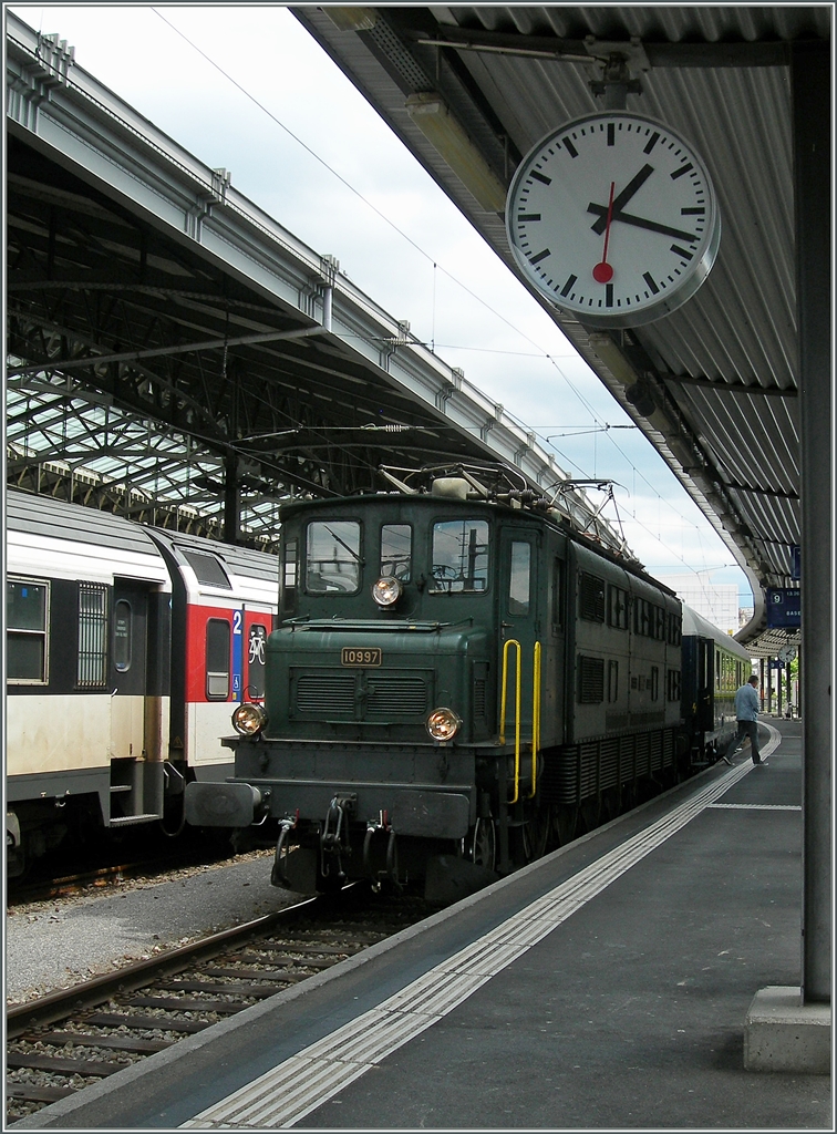 Die Ae 4/7 10997 mit dem nur aus einem Wagen bestehenden Sonderzug zur Tatoo -Vorstellung in Basel wartet in Lausanne auf die Abfahrt. 
25. Juli 2015