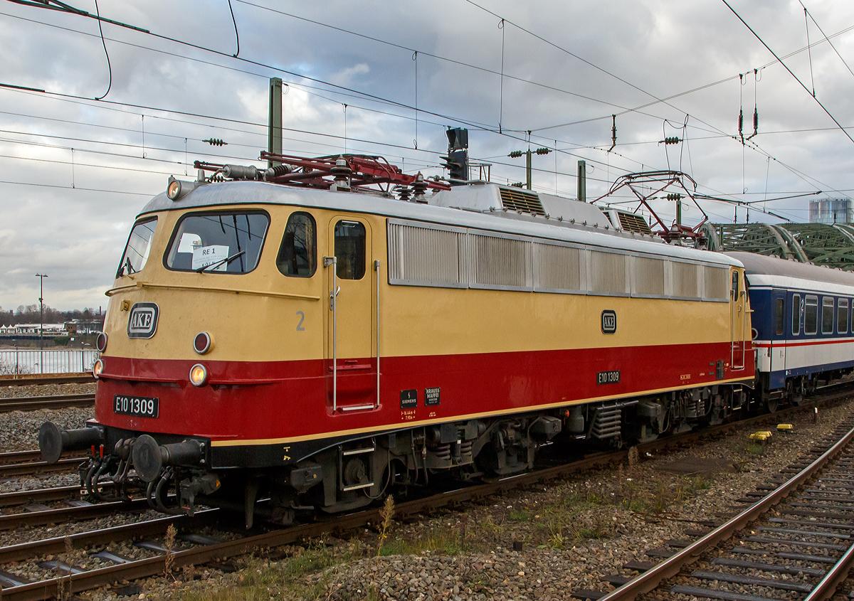
Die AKE E10 1309 (91 80 6113 309-9 D-TRAIN) der Train Rental International GmbH mit n-Wagen als National Express Verstärker des RE 1  Nordrhein-Westfalen-Express  Dortmund Hbf – Köln Hbf, erreicht am 22.12.2018 den Hauptbahnhof Köln.

Die Lok, eine sogenannte „Bügelfalten“ E10.12 mit Henschel-Schnellfahrdrehgestellen für dem TEE Rheingold bzw. TEE Rheinpfeil, wurde 1963 von Krauss-Maffei in München-Allach unter der Fabriknummer 19014 gebaut (der elektrische Teil ist von Siemens) und an die Deutschen Bundesbahn als E10 1309 geliefert. Mit der Einführung des EDV-gerechte Nummernsystems erfolgte zum 01.01.1968 die Umzeichnung in DB 112 309-0. Nach der deutschen Wiedervereinigung und dem darauffolgenden Vereinigung der beiden deutschen Staatsbahnen (DB und DR) wurde sie zum 01.01.1991 in DB 113 309-9 umgezeichnet und fuhr so bis zur Ausmusterung und Verkauf im Jahr 2014.


TECHNISCHE DATEN:
Spurweite: 1.435 mm
Achsformel: Bo’Bo’
Länge über Puffer: 16.440 mm
Drehzapfenabstand:  7.900 mm
Achsabstand im Drehgestell:  3.400 mm
Dienstgewicht: 85,0 t
Höchstgeschwindigkeit: 160 (zeitweise 120 km/h)
Stundenleistung: 3.700 kW (kurzzeitig bis 6.000 kW)
Dauerleistung: 3.620 kW
Anfahrzugkraft: 275 kN
Treibraddurchmesser: 1.250 mm
Stromsystem:  15 kV 16 ⅔ Hz ~
Anzahl der Fahrmotoren: 4
Antrieb: Gummiringfeder
Bremse: mehrlösige Knorr-Einheits-Druckluftbremse, Zusatzbremse, fremderregte elektrische Widerstandsbremse (max. Bremsleistung 2.000 kW, Dauerleistung 1.200 kW)