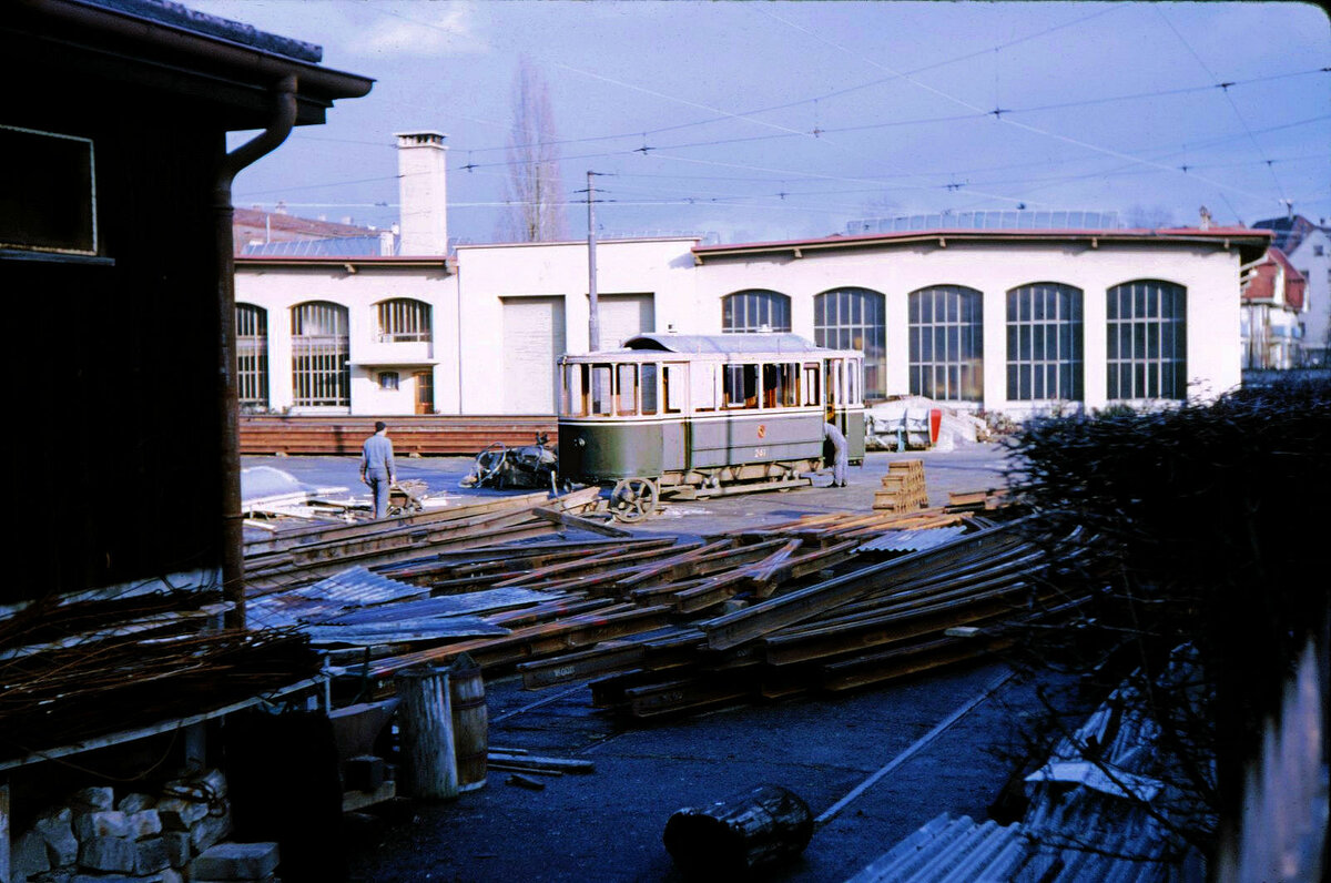 Die alten Berner Zweiachs-Anhänger, Standard-Anhänger Serie 238-257 von 1914: Wagen 241 wird gerade im Werkhof des Depots Burgernziel abgebrochen. 1.Dezember 1965 