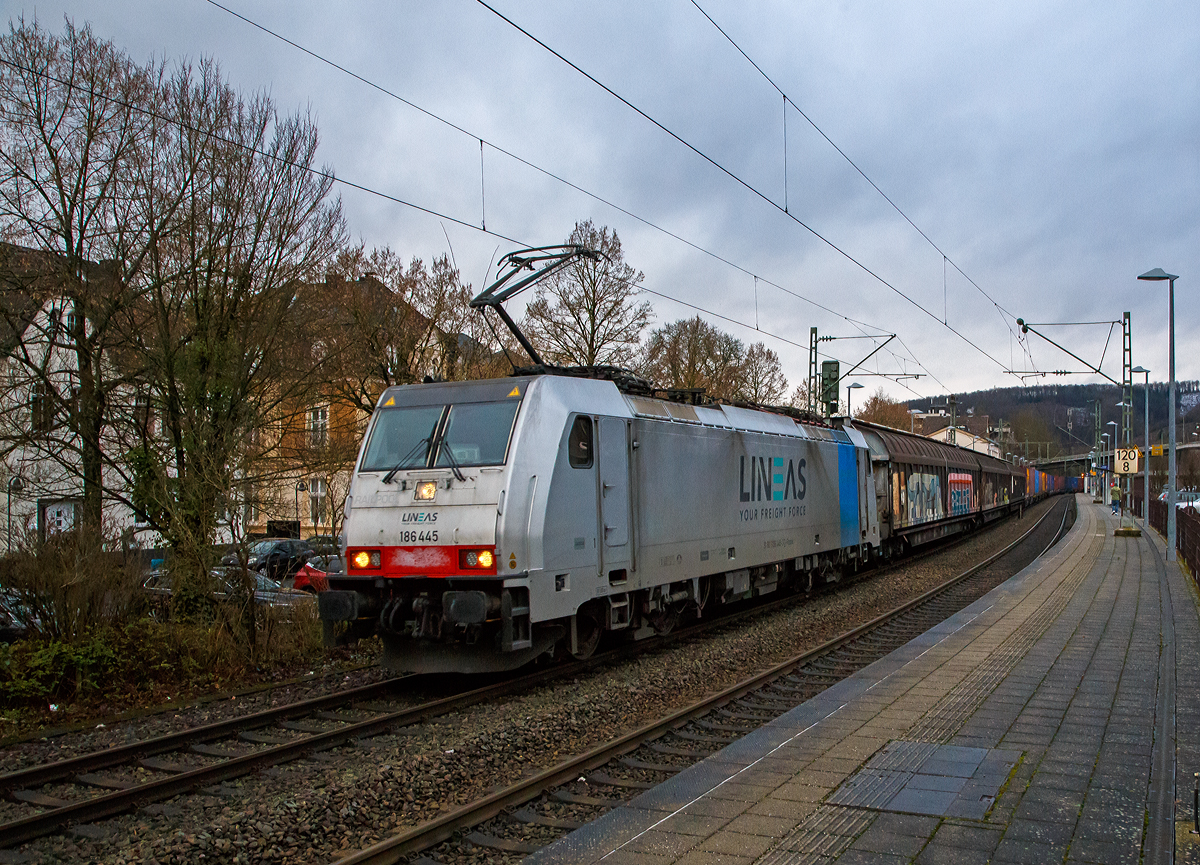 Die an die LINEAS Group NV/SA vermietete Railpool 186 445-3 (91 80 6186 445-3 D-Rpool) fährt am 07.01.2020, eigentlich mehr mit einem KLV-Zug, aber drei Habbins-Schiebewandwagen waren auch dran, durch den Bahnhof Kirchen (Sieg) in Richtung Köln. Die Lineas Group nv/sa (ex B-Logistics, ex B Cargo) ist eine belgische Schienengütergesellschaft.

Die Bombardier TRAXX F140 MS(2E) wurde 2016 von Bombardier in Kassel unter der Fabriknummer 35299 gebaut und an die Railpool ausgeliefert. Die Multisystemlokomotive hat die Zulassungen bzw. besitzt die Länderpakete für Deutschland, Österreich, Schweiz, Italien, Belgien und die Niederland (D/A/CH/I/B/NL).

Die TRAXX F140 MS ist eine vierachsige Mehrsystem-Lokomotive mit einer Leistung von 5.600 kW für den grenzüberschreitenden Einsatz. Die Lokomotive befördert hauptsächlich Güterzüge auf den europäischen Hauptstrecken und kann in allen Stromsystemen eingesetzt werden. Im Güterverkehr wird eine Höchstgeschwindigkeit von 140km/h erreicht.

Technische Daten:
Spurweite: 1.435 mm
Achsanordnung: Bo’Bo’
Umgrenzungsprofil: UIC 505-1
Länge über Puffer: 18.900 mm
Drehzapfenabstand: 10.440 mm
Achsabstand im Drehgestell: 2.600 mm
Dienstgewicht: ca. 86 t (abhängig von Länderpaketen)
Anzahl Fahrmotoren: 4
Max. Leistung: 5.600 kW
Max. Anfahrzugkraft: 300 kN
Antriebssystem: Tatzlagerantrieb
zul. Höchstgeschwindigkeit: 140 km/h (in Deutschland 160 km/h)
Netzspannungen: 25 kV 50 Hz AC, 15 kV 16,7 Hz AC, 3 kV und 1,5 kV DC