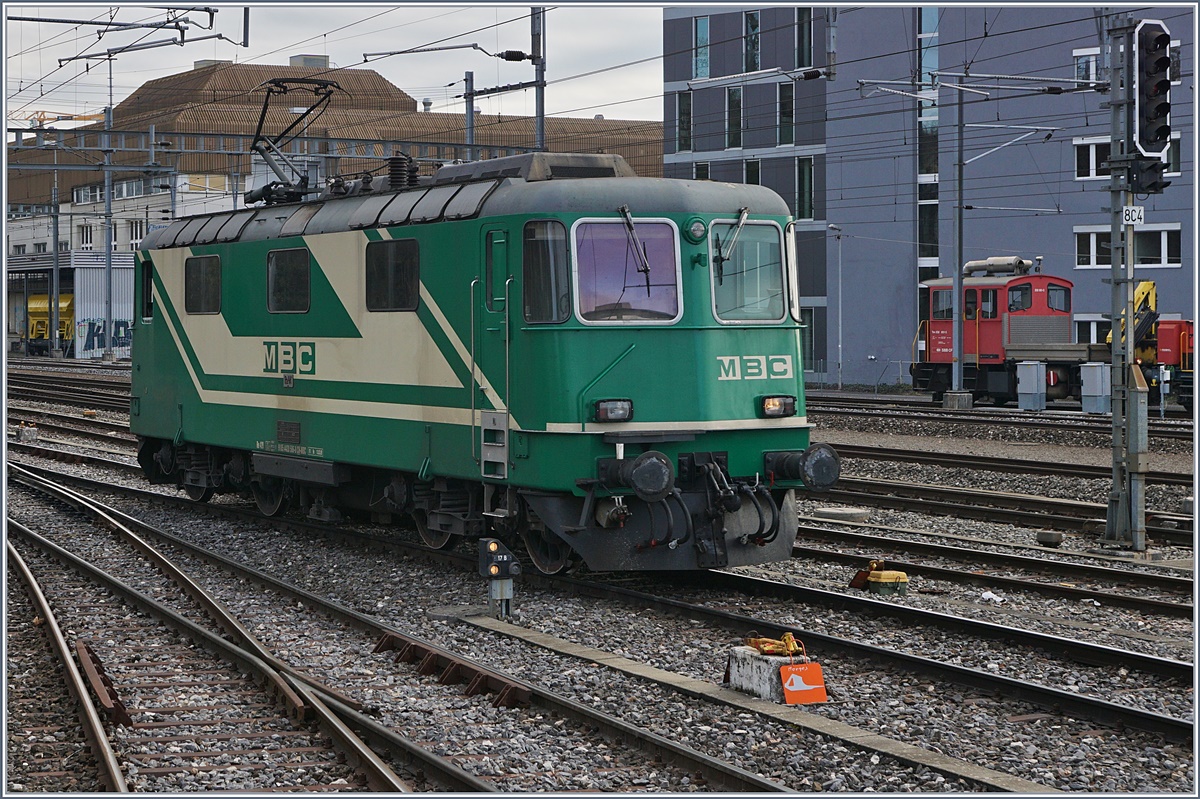 Die BAM Re 4/4 II (UIC 91 85 4420 506 8 CH MBC) auf Rangierfahrt zu ihrem vollen Zug im Ausziehgleis in Morges.
22. Feb. 2017