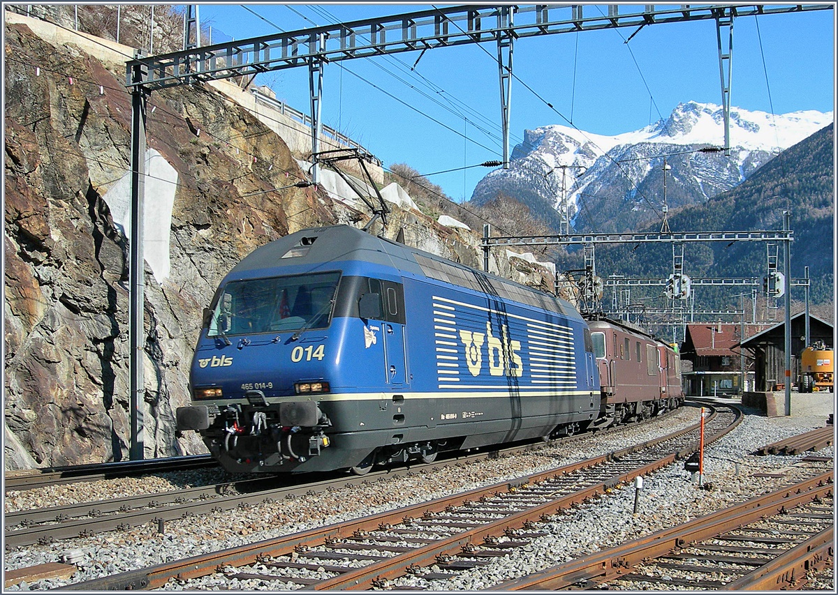 Die BLS 465 014-9 und zwei BLS Re 4/4 mit einem Güterzug bei der Durchfahrt in Lalden.
16. März 2007