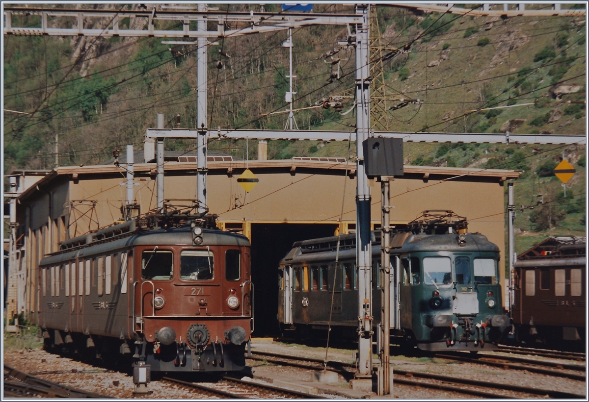 Die BLS Ae 8/8 271 und der Be 4/4 762 vor dem Depot der BLS.
Das Analogbild stammt aus dem Jahre 1995