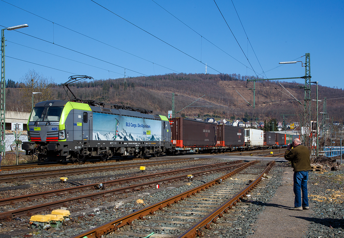 Die BLS Cargo 405 – Re 475 405-7 (91 85 4475 405-7 CH-BLSC) fährt am 24.03.202, mit einem KLV-Zug, durch Niederschelden über Siegstrecke (KBS 460) in Richtung Köln.

Die Siemens Vectron MS (200 km/h - 6.4 MW) wurden 2016 von Siemens unter der Fabriknummer 22066gebaut, sie hat die Zulassungen für CH/D/A/I/NL und kann so vom Mittelmeer bis an die Nordsee ohne Lokwechsel durchfahren.

Leider wissen nicht alle Kollegen wie man sich platzieren sollte, um den anderen nicht im Bild zu stehen. 