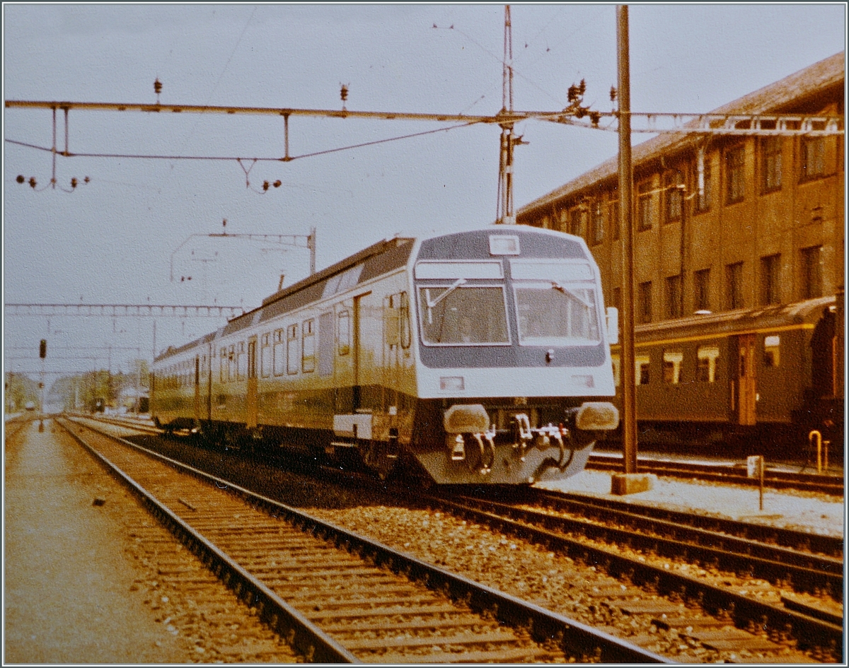 Die BLS RBDe 565 sind doch schon gut vierzig Jahre alt. Das nicht gerade gute Bild zeigt einen wohl fabrikneuen BLS RABe 565 mit ABt in Aarau auf dem Weg in Richtung Bern. 

Analogbild, 13. Mai 1982