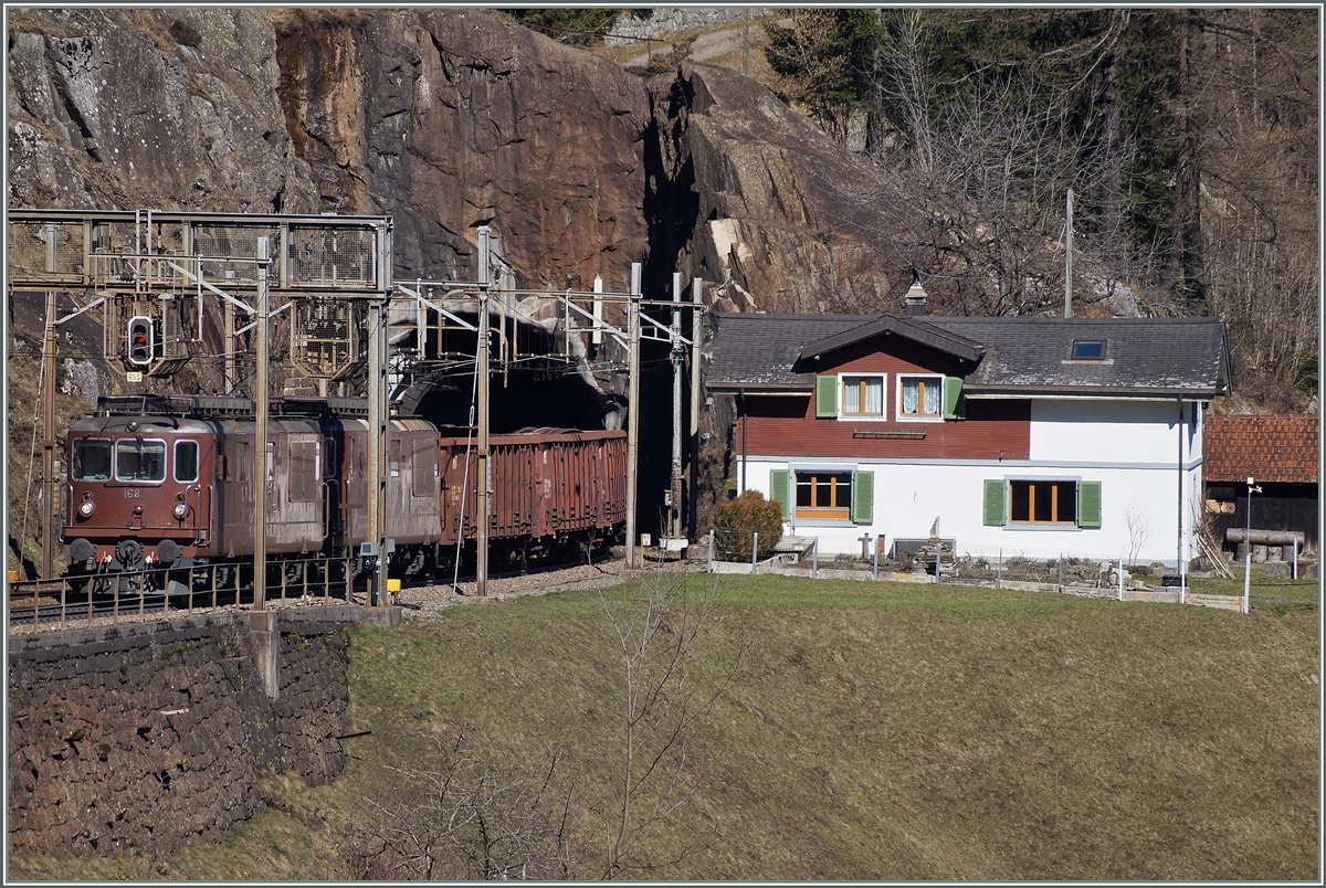 Die BLS Re 4/4 168 und 165 mit einem Güterzug oberhalb von Wassen auf der Gotthard Nord-Rampe. 
14. März 2014