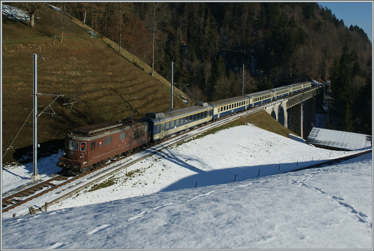 Die BLS Re 4/4 192 mit einem  GoldenPass  RE bei Weissenburg. 
05. Dez. 2013