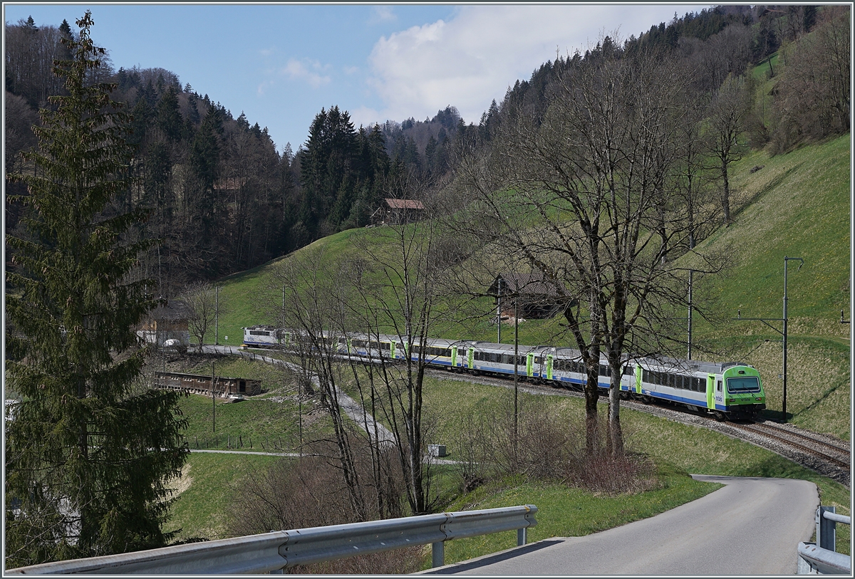 Die BLS Re 4/4 II 504 ist mit einem RE von Interlaken Ost nach Zweisimmen unterwegs und fährt gerade durch den Bahnhof Enge im Simmental. 

14. April 2021