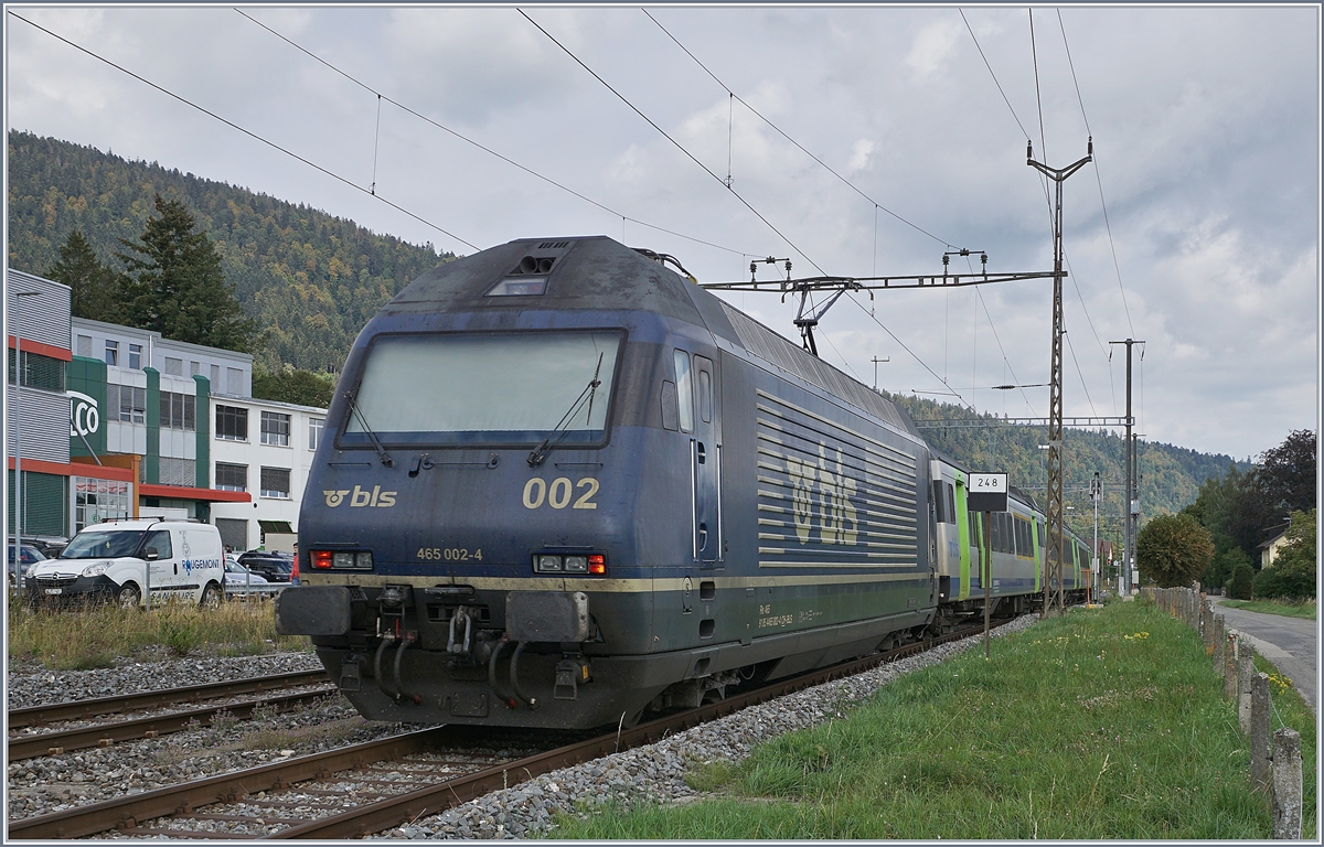 Die BLS Re 465 002 mit ihrem EW III RE beim Halt in Die BLS Re 465 005 ist bei Les Geneveys sur Coffrane. Der Zug ist von Bern nach La Chaux de Fonds unterwegs. 

3. Sept. 2020