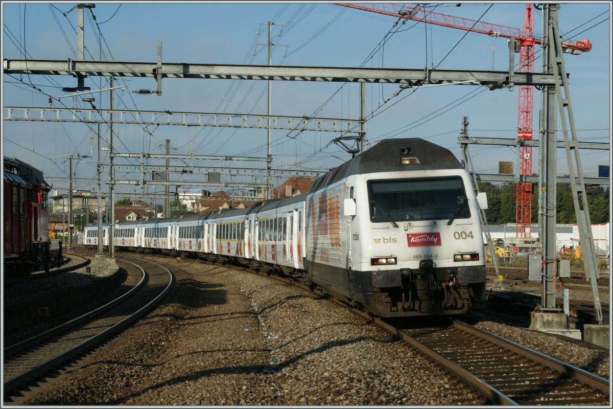 Die BLS Re 465 004-0 mit dem  Kambliy-Zug auf dem Weg von Bern nach Luzern bei der Durchfahrt in Bern Wankdorf.
5. Okt. 2012 