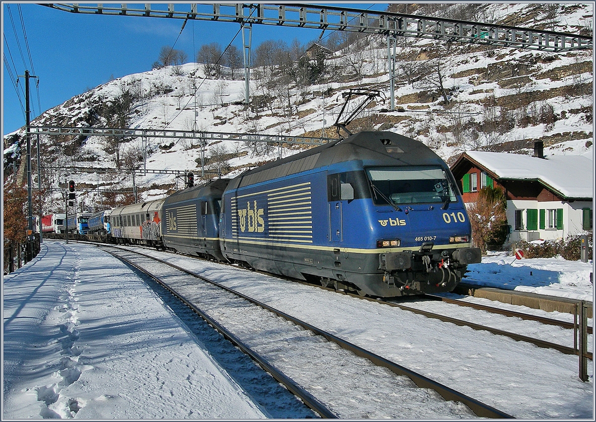 Die BLS RE 465 010-7 und eine weitere sind in Ausserberg mit einer RoLa Richtung Südne unterwegs. 
17. Nov. 2007