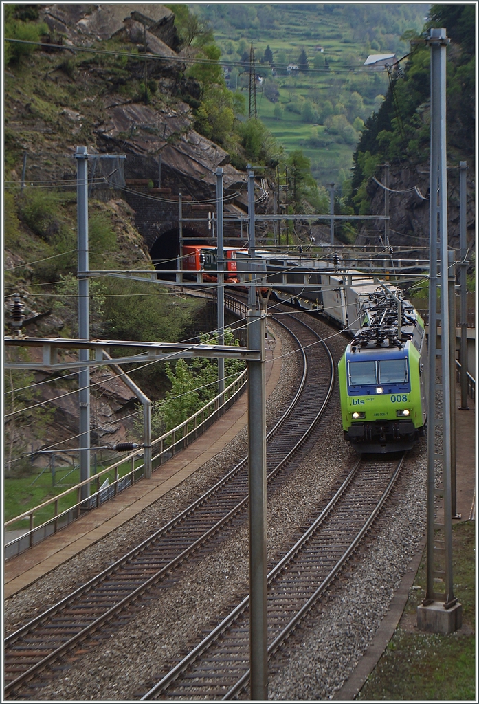 Die BLS Re 485 008 verlsst mit ihrem Gterzug den Dazio Tunnel und erreicht Rodi-Fieso. 
6. Mai 2014
