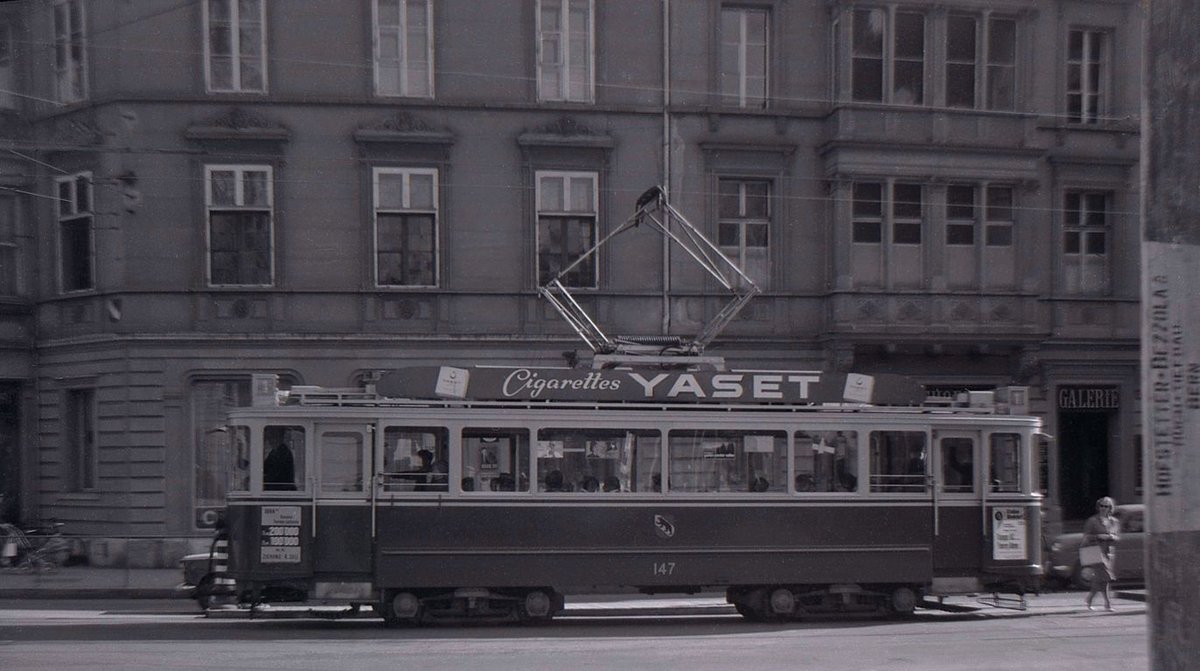 Die ehemalige Tramlinie 1 (Betriebseinstellung 11.Oktober 1965): Wagen 147 war nur fr stehende Bedienung eingerichtet. Laupenstrasse, beim Hirschengraben, Sptsommer 1965 