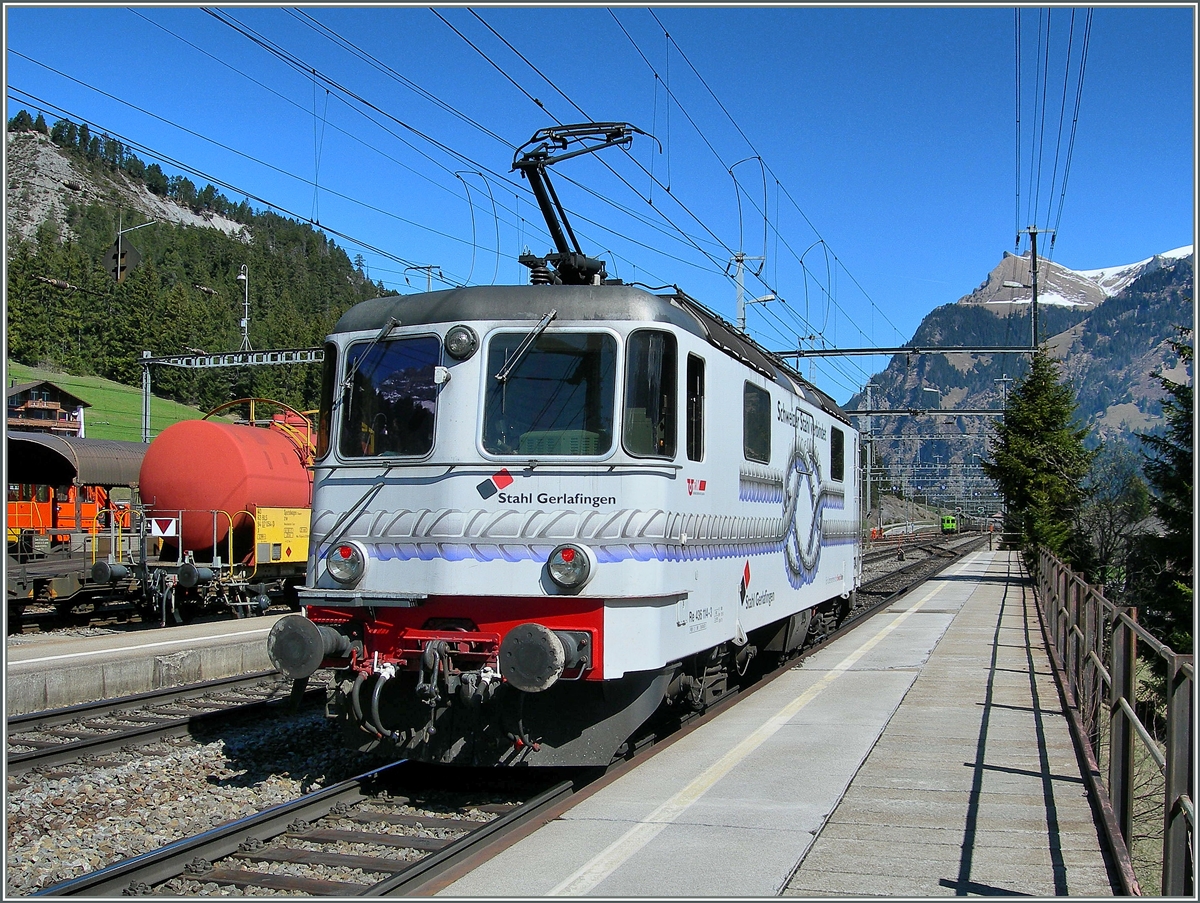 Die einen Güterzug nachgeschoben Re 436 114-3 fährt nun von Kandersteg wieder talwäts. 
11. April 2014