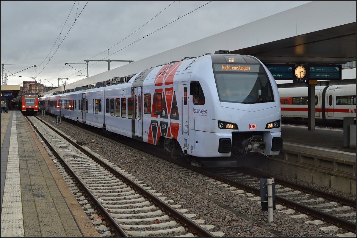 Die Farbe des neuen Sdwest-Express 429 015-1 wird durch das fahle Licht des aufziehenden Sturms in ihrem Eindruck verstrkt. Mannheim, Januar 2015.
