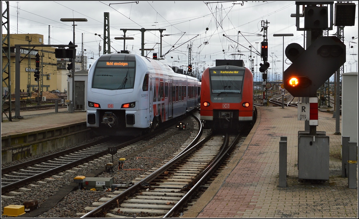 Die Farbe des neuen Sdwest-Express BR 429 wird durch das fahle Licht des aufziehenden Sturms in ihrem Eindruck verstrkt. Mannheim, Januar 2015.