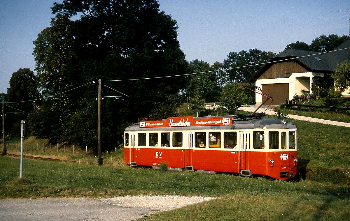 Die Firma Stern & Hafferl betreibt mehrere normal- und meterspurige Bahnen in Obersterreich. Nachdem zunchst gebrauchte Fahrzeuge aus Deutschland die ursprnglichen Triebwagen ersetzen sollten, wurden spter auch ex-schweizer Triebwagen gekauft. Im Juli 1992 ist der ET 23.106 (ex Tramways Lausannois BDZe 4/4 192 ex Trogener Bahn BDe 4/4 4) bei Kirchham in Richtung Gmunden unterwegs.