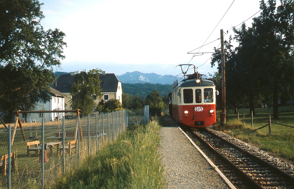 Die Firma Stern & Hafferl betreibt mehrere normal- und meterspurige Bahnen in Obersterreich. Nachdem zunchst gebrauchte Fahrzeuge aus Deutschland die ursprnglichen Triebwagen ersetzen sollten, wurden spter auch ex-schweizer Triebwagen gekauft. Der aus Gmunden kommende ET 23.106 (ex Tramways Lausannois BDZe 4/4 192 ex Trogener Bahn BDe 4/4 4) erreicht im Juli 1992 den Haltepunkt Kirchham Ort.