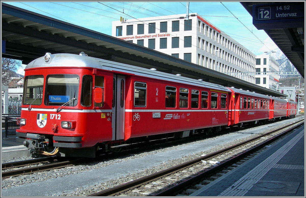 Die formschönen, aber schon etwas in die Jahre gekommen  Vorortstriebzüge  besorgen den  S-Bahn-Verkehr  um Chur.
22. März 2008   